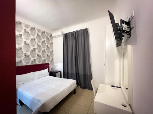 米兰米兰罗索维诺酒店的一间卧室配有一张床和一台电视。