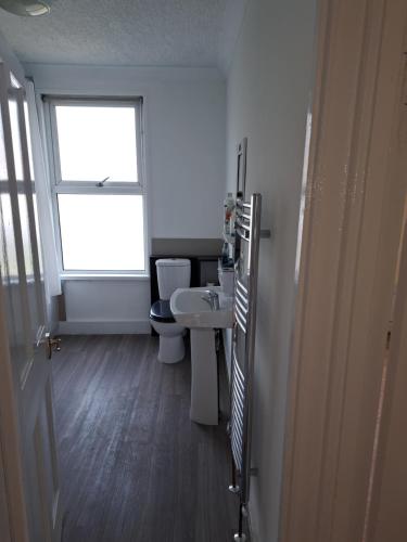 Nice Single Room near London Seven Kings Train station的一间浴室