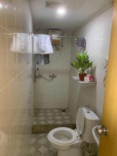 日惹2BR VIVO Apartement by MJP的浴室设有卫生间和带毛巾的淋浴。