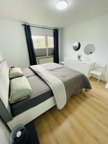 HerscheidFerienwohnung in Herscheid的一间卧室设有一张大床,铺有木地板