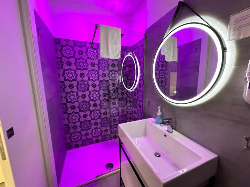 罗马San Saba Street Apartment 48的一间带水槽和镜子的浴室
