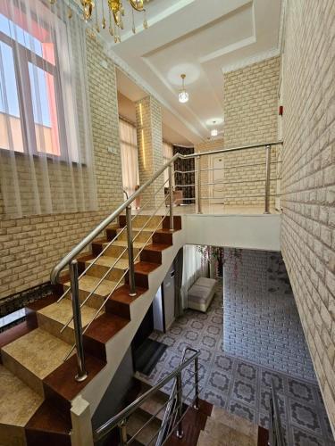 TürkistanLux的吊灯的建筑物内的楼梯