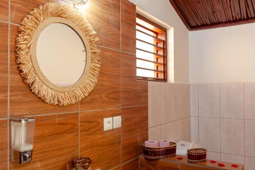 贝岛Blue Sky Resort的浴室墙上的镜子