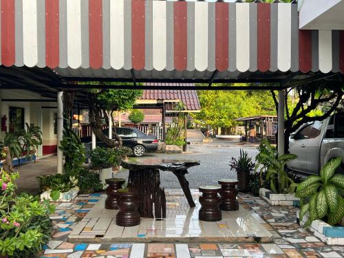 Ban Tao ThanSuanpai Resort Sattahip的街道中央带桌子的庭院