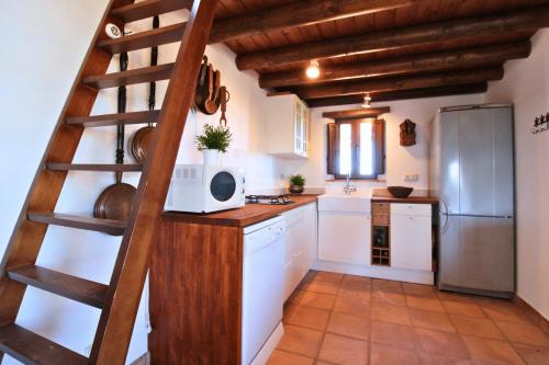 CortelazorFinca Santa Ana - Only Adults的厨房配有白色橱柜和螺旋楼梯