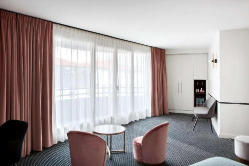 里昂最佳西方威尔森桥酒店的酒店客房设有椅子和大窗户
