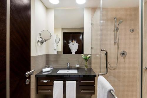 多哈Hyatt Regency Oryx Doha的一间带水槽和淋浴的浴室