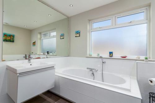 圣安德鲁斯Kilrymont View的白色的浴室设有浴缸和水槽。