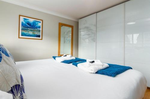 圣安德鲁斯Kilrymont View的卧室配有带毛巾的大型白色床