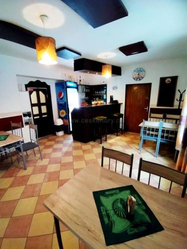顺佩尔克Penzion Nikol的客厅配有木桌和椅子