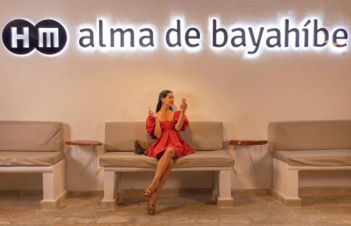 巴亚希贝HM Alma de Bayahibe - Adults Only的坐在等候室椅子上的女人