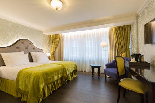 布鲁塞尔斯坦霍普酒店 - 索恩酒店旗下的配有一张床和一把椅子的酒店客房