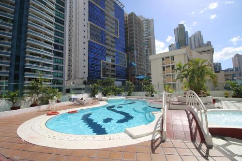 巴拿马城Hospedium Princess Hotel Panamá的一座位于城市的游泳池,有高大的建筑