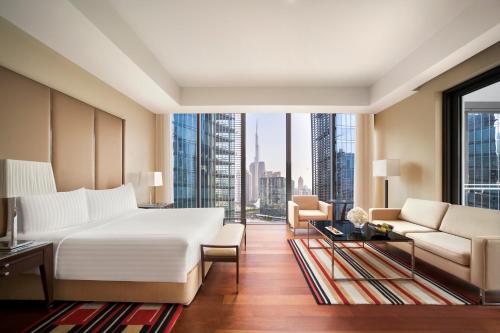 迪拜Anantara Downtown Dubai的一间卧室设有一张大床和一个大窗户