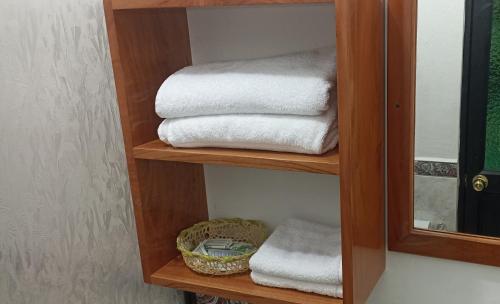 巴克里索莫雷诺港Teresita's House Suite 3 con cocina privada的浴室架子上的一大堆毛巾