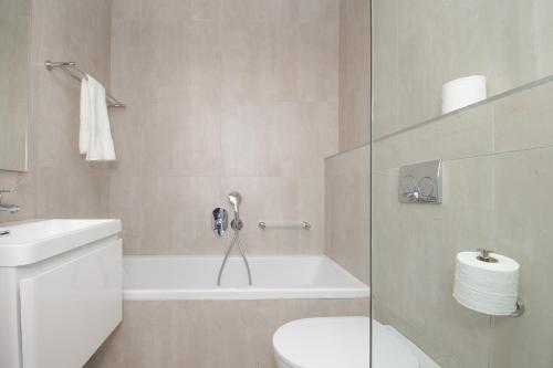 德班210 Breakers Resort Umhlanga Rocks的带浴缸、卫生间和盥洗盆的浴室