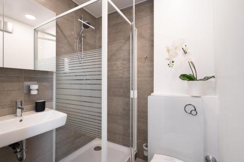 慕尼黑Homaris Apartments München Laim的带淋浴和盥洗盆的浴室