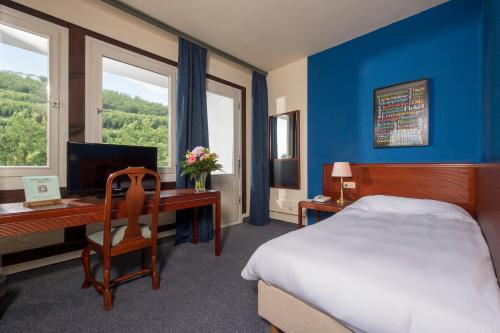 施马伦贝格苏尔地阿尔平酒店的酒店客房配有一张床和一张带电脑的书桌