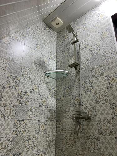 巴统Dream Panorama Cottage的带淋浴的浴室(带瓷砖墙)