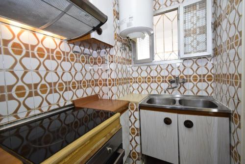 贝尼多姆Torre Principado II - Fincas Arena的一个带水槽和柜台的小厨房