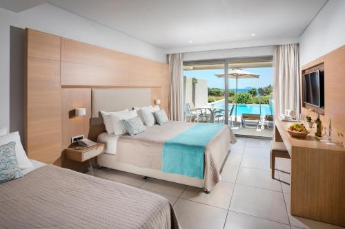 卡尔扎迈纳Porto Bello Royal的酒店客房设有两张床和一个阳台。