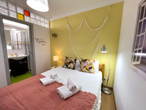 奥良Olhão Beach Apartment 2 by Homing的一间卧室配有一张大床和毛巾
