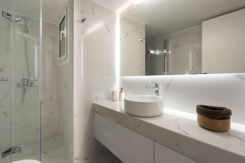雅典Charming two bedrooms Apartment walk to Acropolis的白色的浴室设有水槽和淋浴。