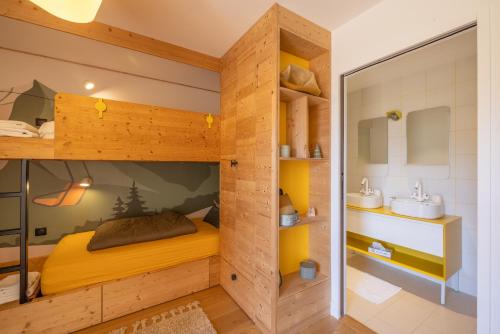 欧特吕斯Chalet Les Galetas du Mont Blanc的客房设有双层床和浴室。
