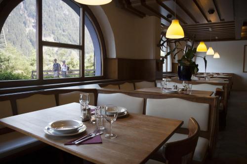迈尔霍芬Hostel Chillertal的一间带桌椅的用餐室和窗户。