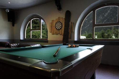 迈尔霍芬Hostel Chillertal的带2扇窗户的客房内的台球桌