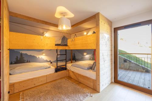 欧特吕斯Chalet Les Galetas du Mont Blanc的带阳台的客房内的两张床