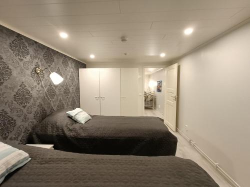 TaivalkoskiTaivalviiri的一间卧室配有两张床和一个衣柜