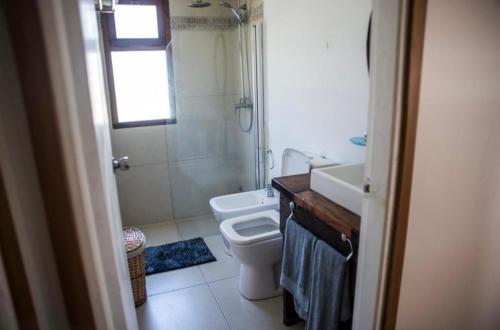 杜拉斯诺Chacra Los Arándanos的浴室配有卫生间、盥洗盆和淋浴。