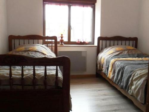 SpoyChambres d hôtes chez Georges的带窗户的客房内设有两张单人床。