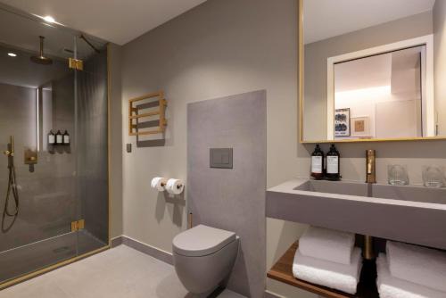 巴黎Hôtel Pilgrim的浴室配有卫生间、盥洗盆和淋浴。