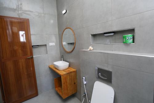 IMARA VILLA的一间带水槽、卫生间和镜子的浴室