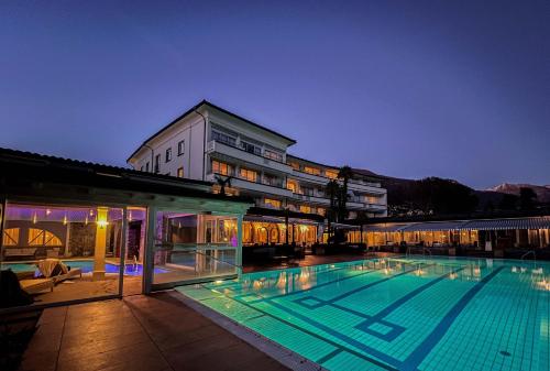 阿斯科纳康乐度假村三角洲公园酒店的大楼前的大型游泳池