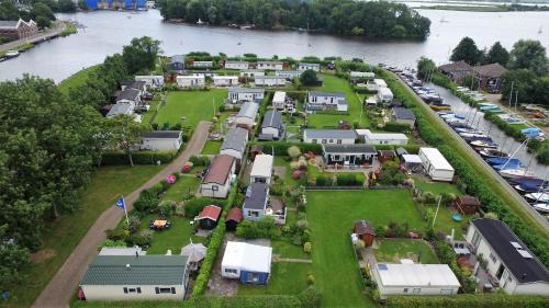 WarmondCamping De Hof van Eeden的河旁一排房子的空中景观
