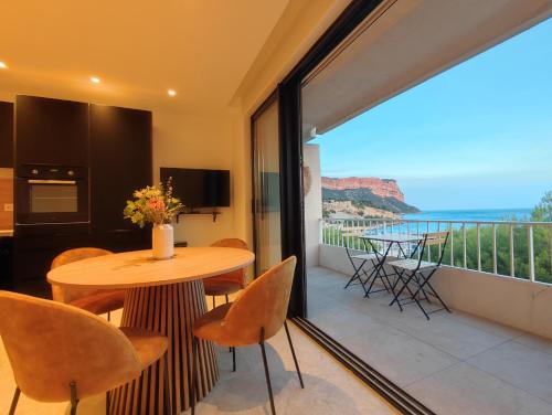 卡西斯L'Ipanema - Standing T2 + Balcon的客房设有桌椅和阳台。