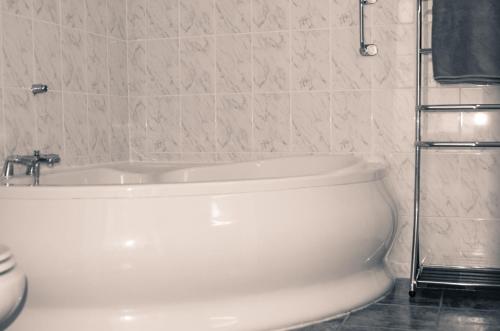 WeeldeHotel Pacific的浴室配有白色卫生间和浴缸。