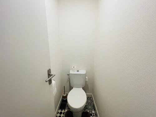 圣哲伦Résidence Maréchaux的一间位于摊位的白色浴室,内设卫生间