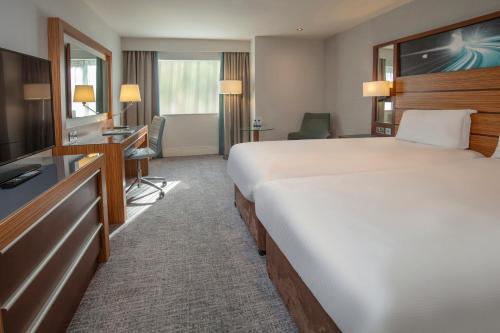 阿什福德Ashford International Hotel & Spa的配有一张床和一台平面电视的酒店客房