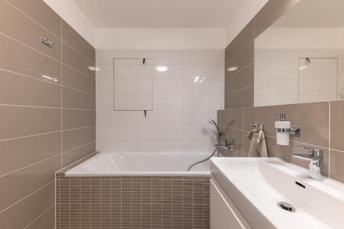 布拉迪斯拉发NFS - Národný futbalový štadión - Apartman的带浴缸和盥洗盆的浴室