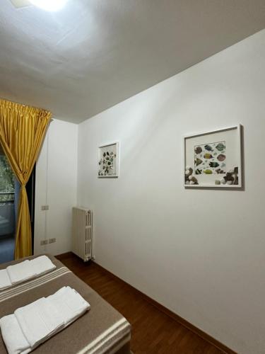 佩鲁贾Home Station Perugia的白色的客房设有两张床和窗户。