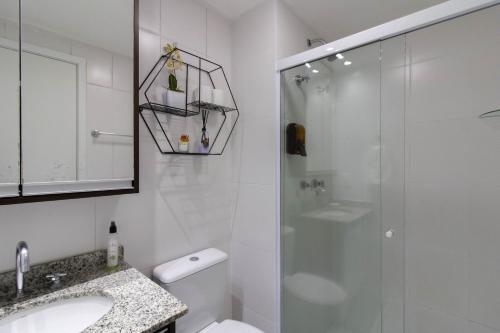 瓜鲁柳斯Apartamento 408 em condomínio de alto padrão的带淋浴、卫生间和盥洗盆的浴室