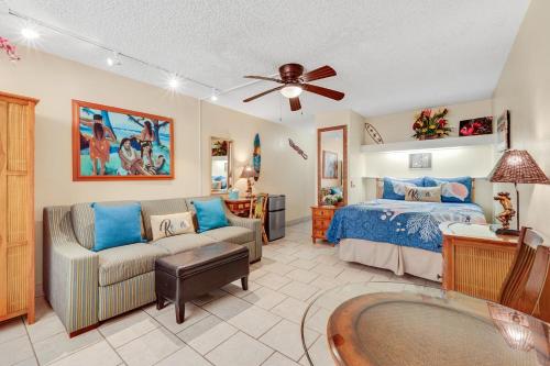 科纳Kona Islander Inn 147 Tropical Oasis的一间卧室配有一张床和一张沙发