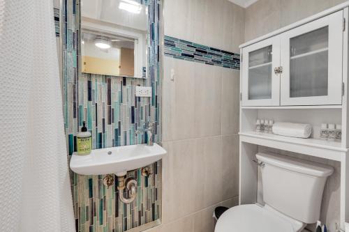 科纳Kona Islander Inn 147 Tropical Oasis的一间带水槽、卫生间和淋浴的浴室