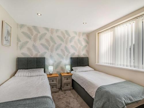 Scalby2 bed property in Howden 86817的带窗户的客房内设有两张单人床。