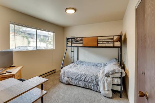 刘易斯顿Lewiston Vacation Rental with Nearby River Access!的一间卧室配有一张床、一张书桌和一个窗户。