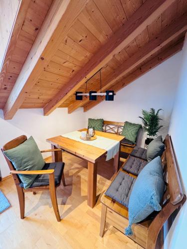 松托芬Ferienwohnung Alpenglühen的一间带木桌和椅子的用餐室